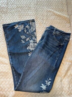 Grace In LA Medium Wash Floral Embroidered HR Flare Jeans Inseam 32” Size 28